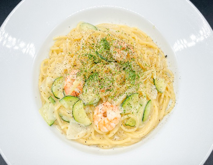 えびと野菜のクリームソースパスタ